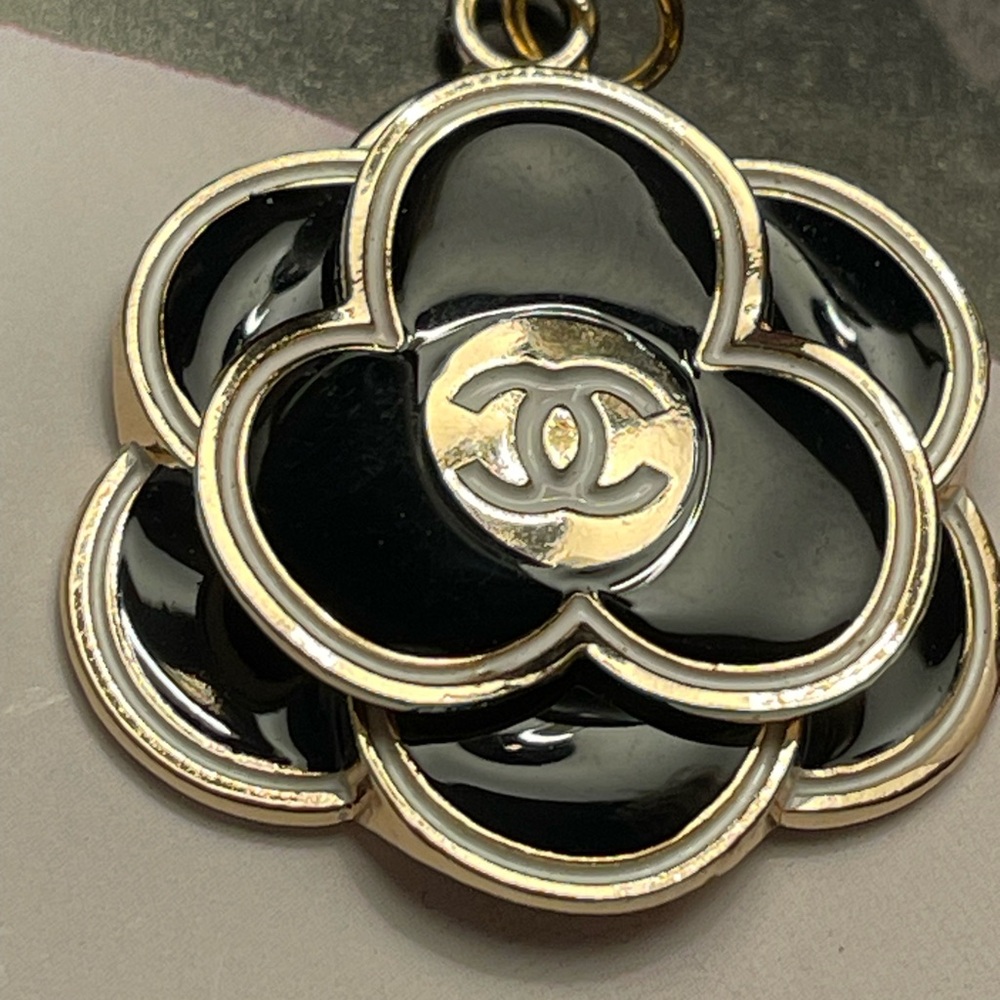 🖤 CHANEL Black and Gold Camellia Zipper Pull Pendant with Chanel Stamp 🖤🖤🖤